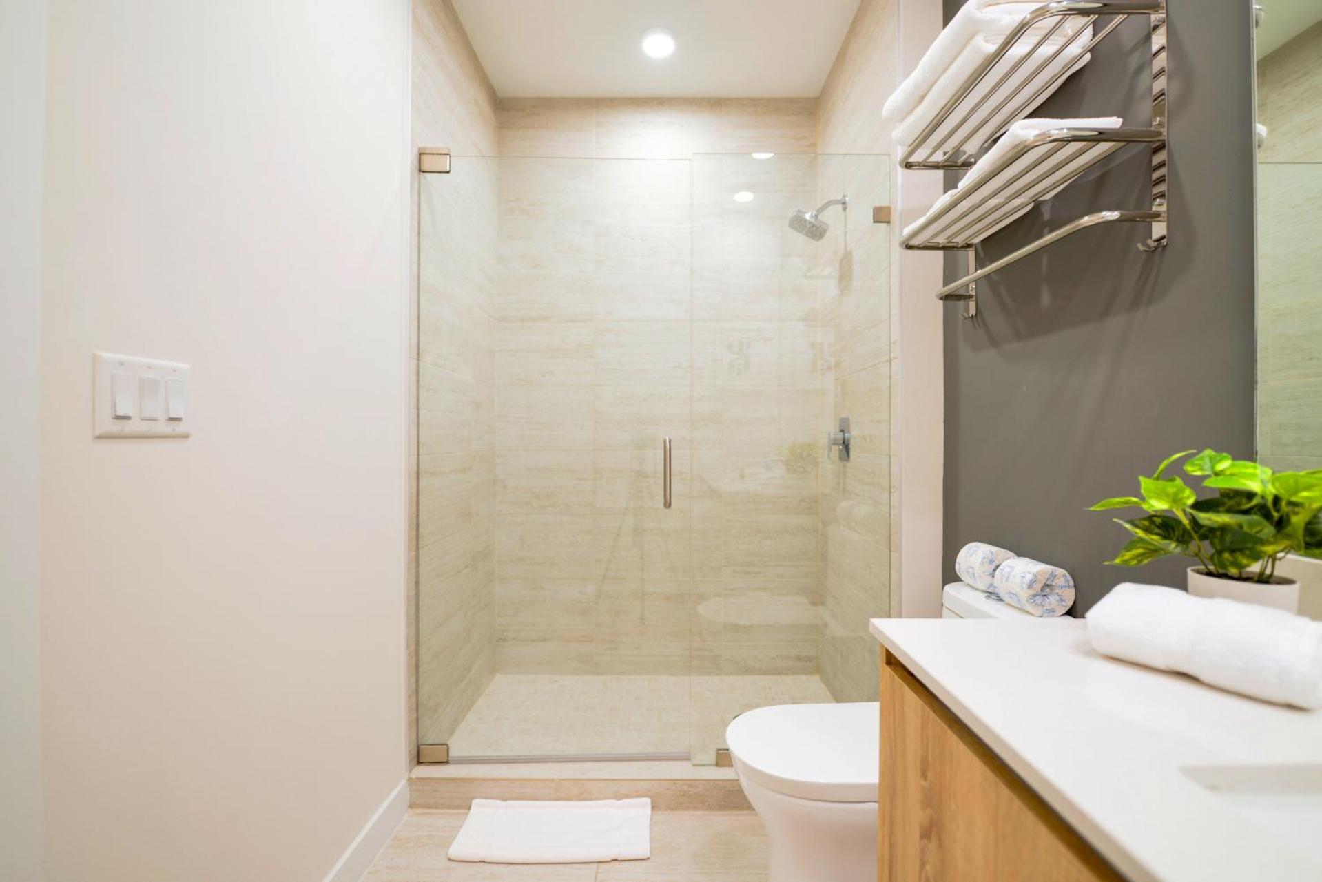 Luxury Near Design District Apartment *